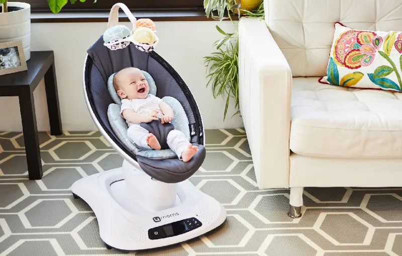 4Moms ljuljaška Mamaroo 4.0 plush, pomera se kao i Vi. Reprodukuje pokrete, kojima obično roditelji pokušavaju da umire svoju bebu. 